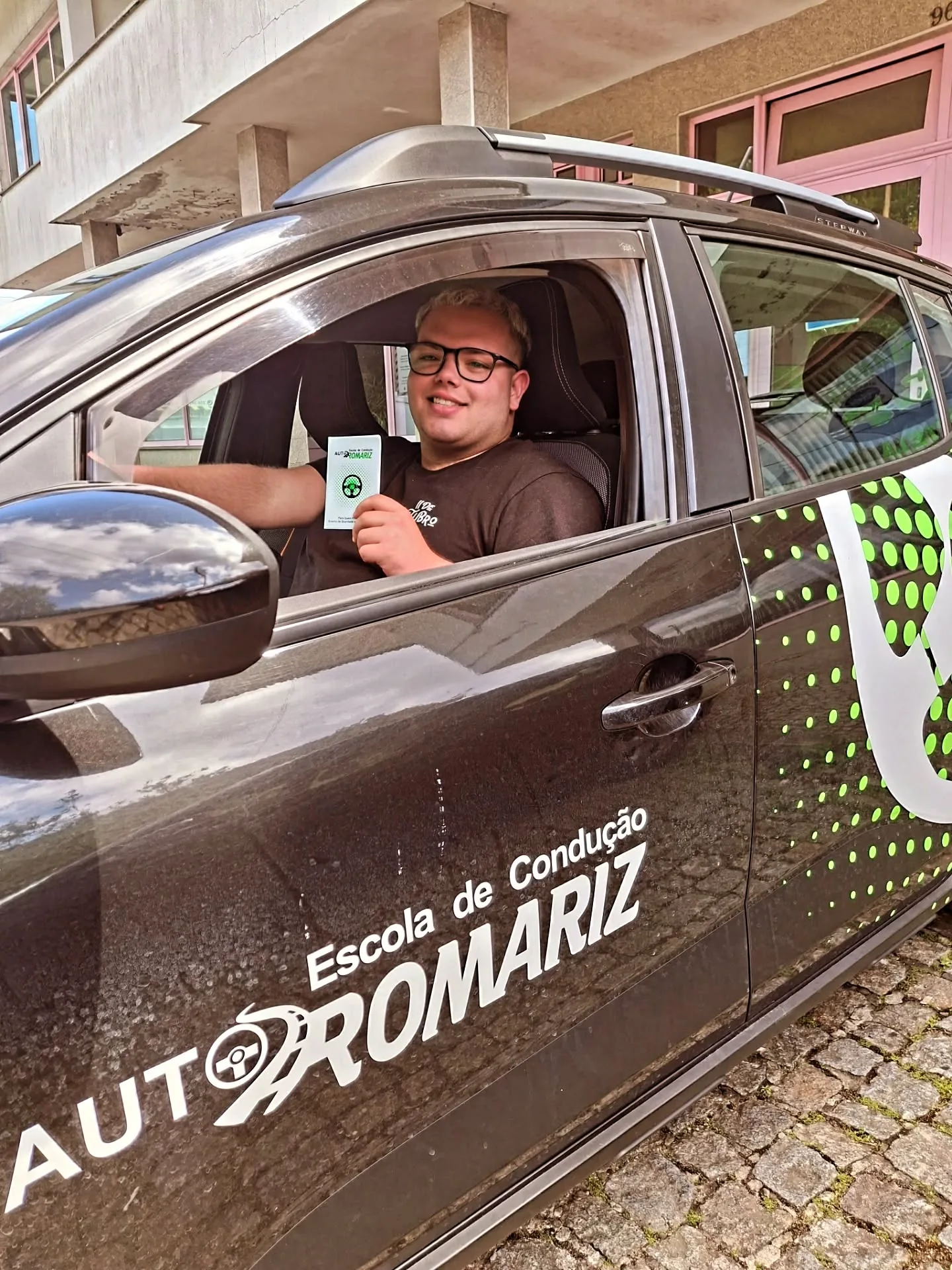 Aluno da Auto-Romariz num veículo da escola