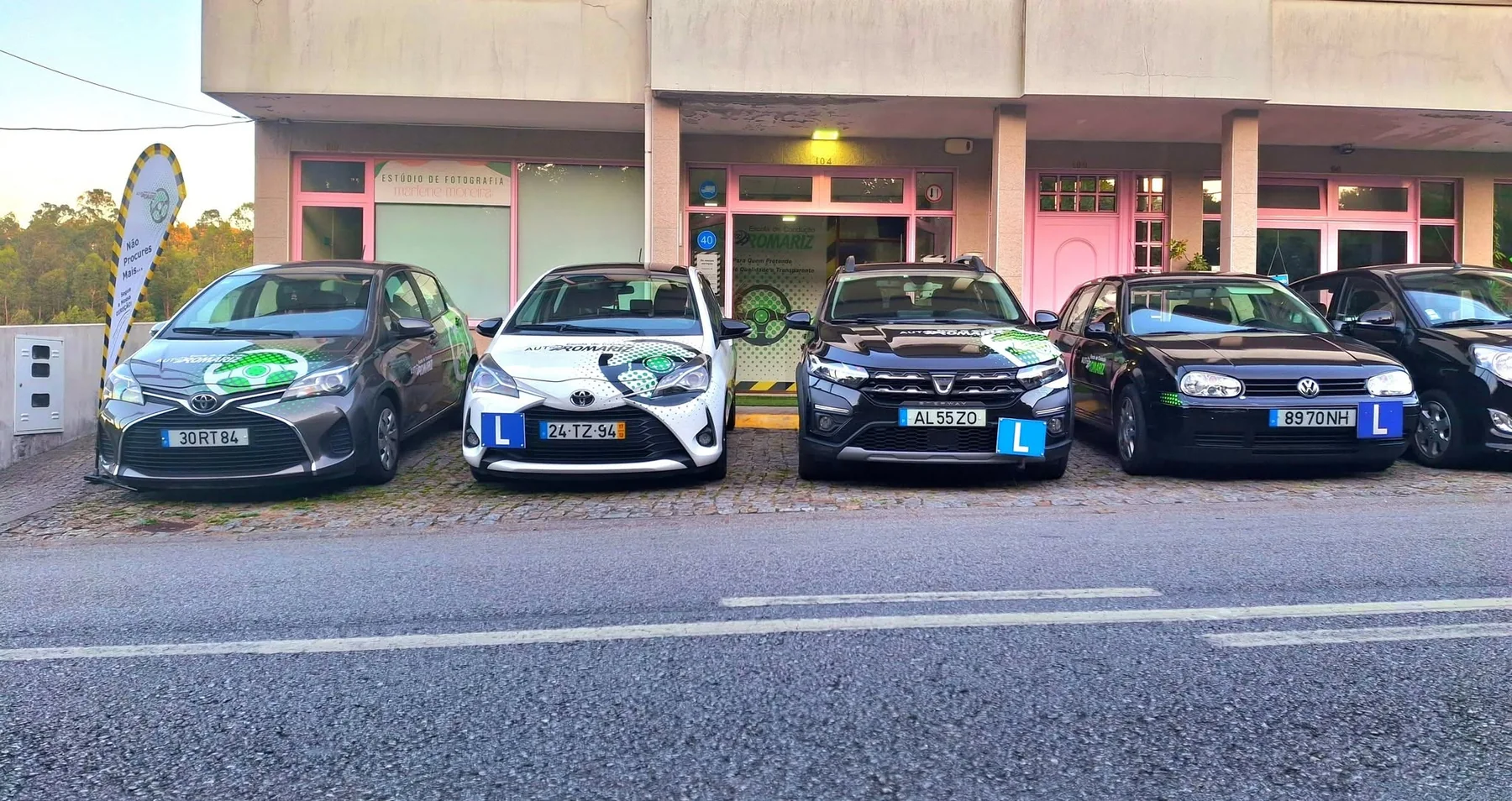 Frota de viaturas de instrução da Escola Auto-Romariz em frente à escola